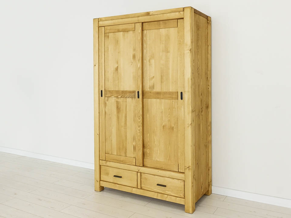 szafa z drewna świerkowego do sypialni