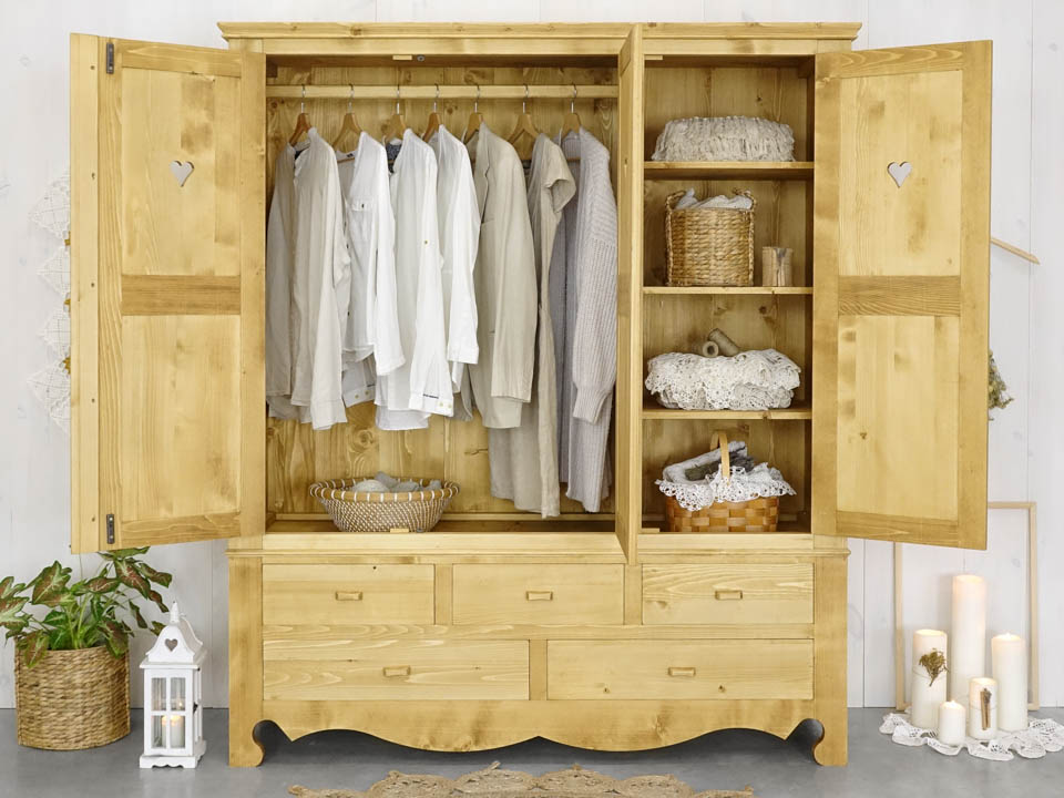 szafa z drewna świerkowego do sypialni