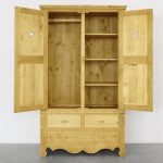 szafa z litego drewna świerkowego