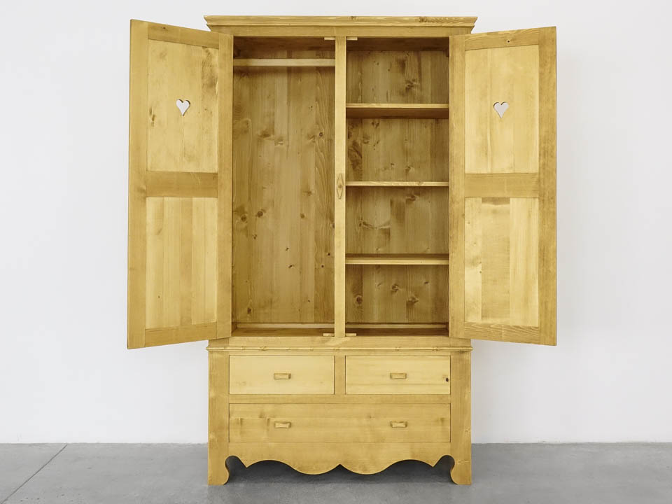 szafa z litego drewna świerkowego