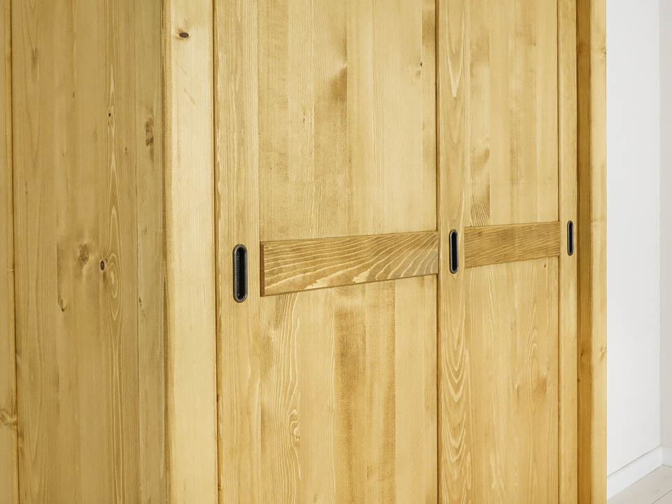 szafa z litego drewna świerkowego