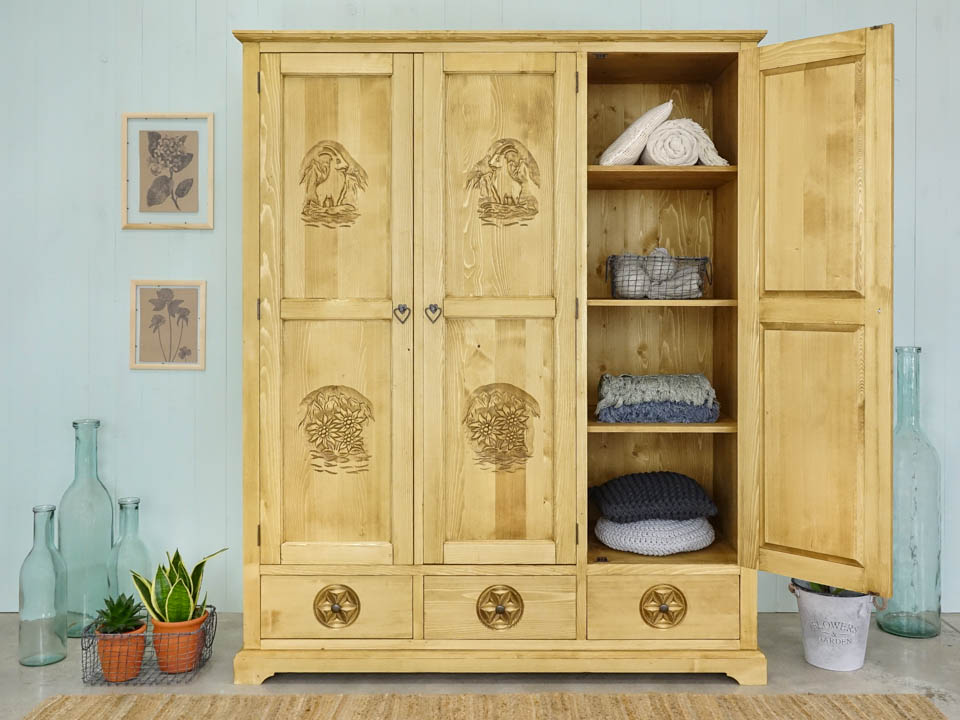 szafa z litego drewna świerkowego