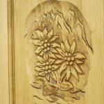 szafa z litego drewna ze zdobieniami góralska