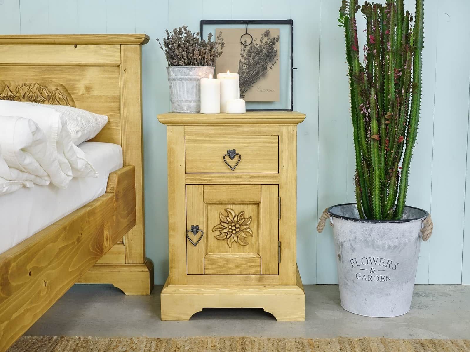 szafka nocna drewniana do sypialni góralska