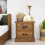 szafka nocna drewniana rustykalna do sypialni sosnowa niska