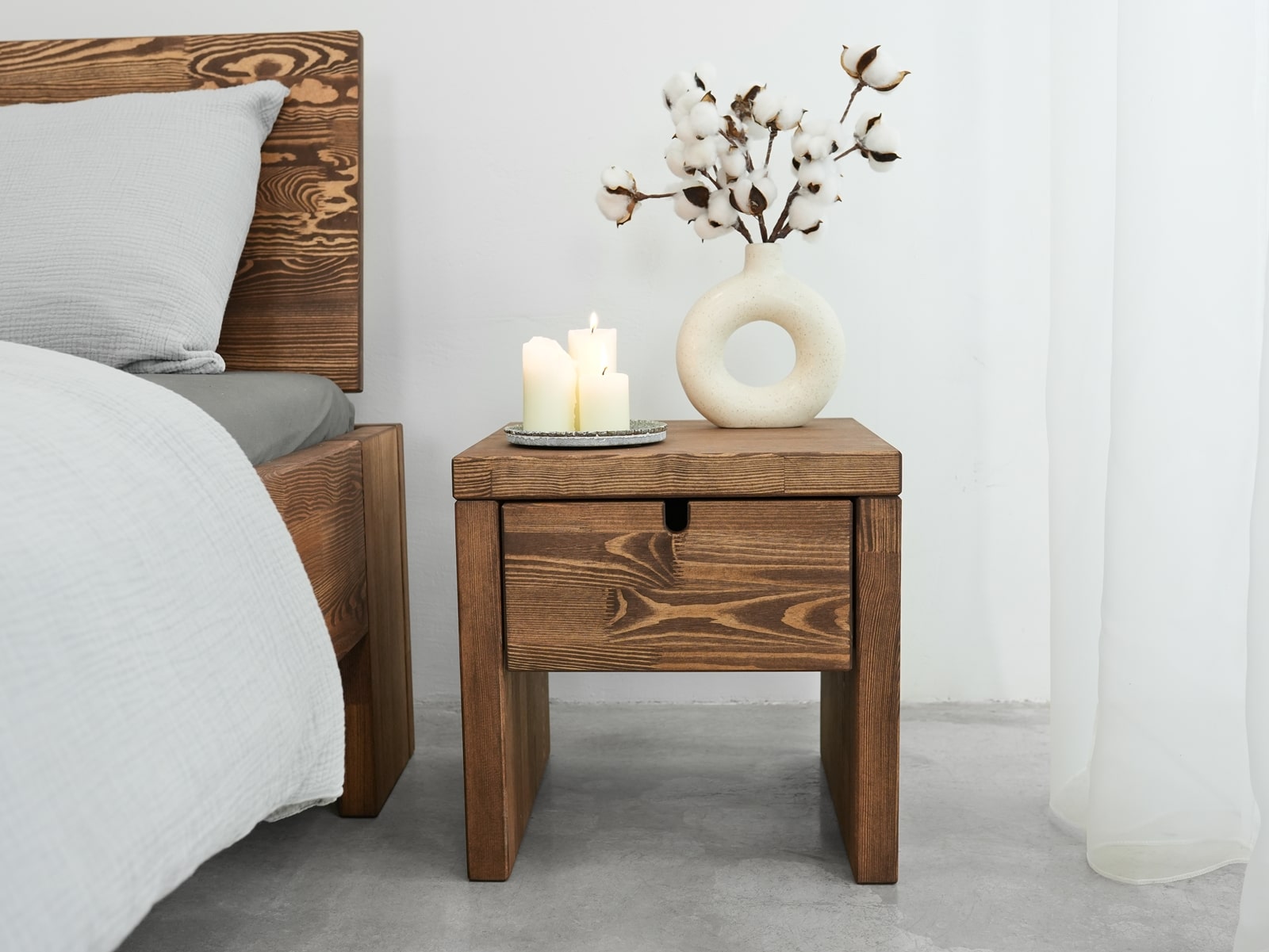 szafka nocna drewniana sosnowa z szufladami klasyczna