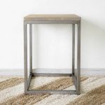 szafka nocna na metalowym stelażu