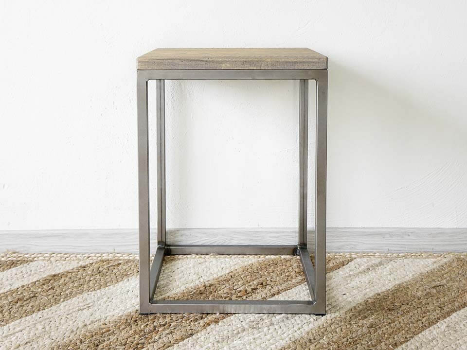 szafka nocna na metalowym stelażu