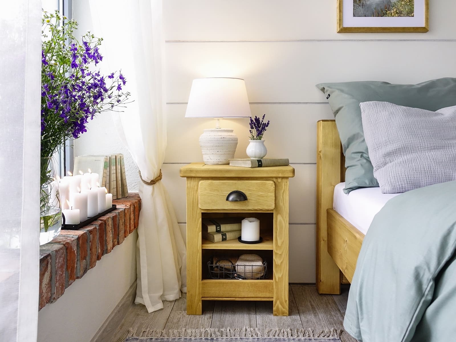 szafka nocna z drewna świerkowego rustykalna do sypialni