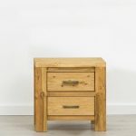 szafka nocna z drewna świerkowego z szufladami w skandynawskim stylu