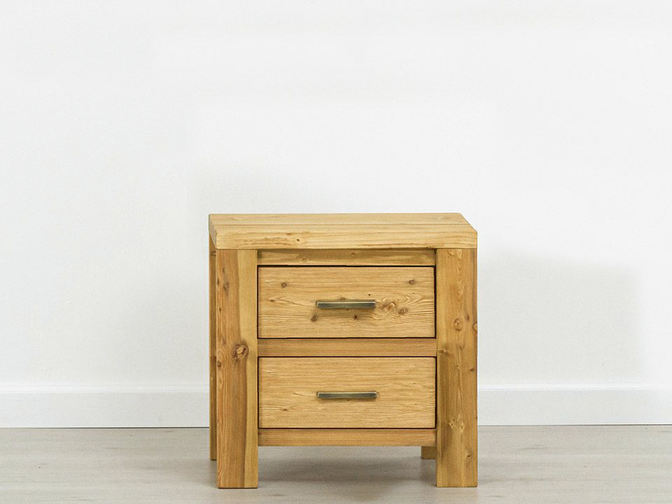 szafka nocna z drewna świerkowego z szufladami w skandynawskim stylu