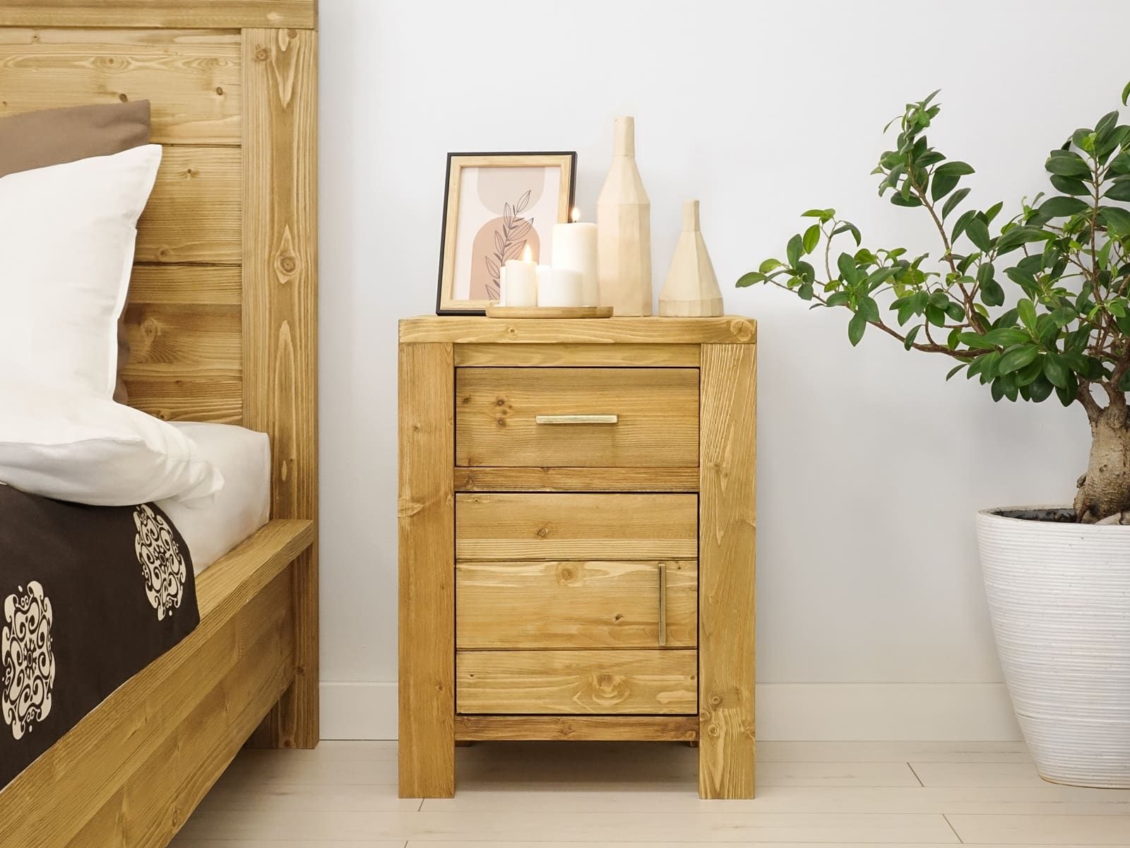 szafka nocna z litego drewna rustykalna z szufladą