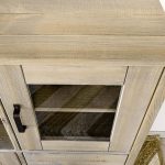 szafka w kredensie drewnianym