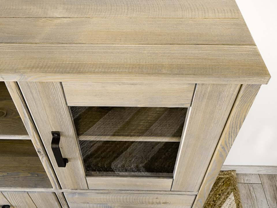 szafka w kredensie drewnianym