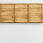 szafka wisząca z drewna świerkowego rustykalna do salonu