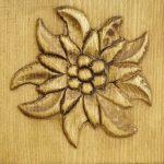 szafka z litego drewna ze zdobieniami