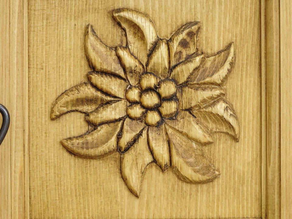 szafka z litego drewna ze zdobieniami