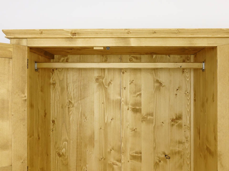 szafy z litego drewna świerkowego