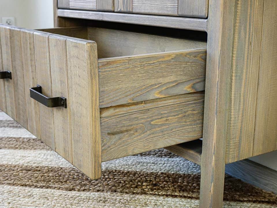 szarość i naturalna barwa drewna