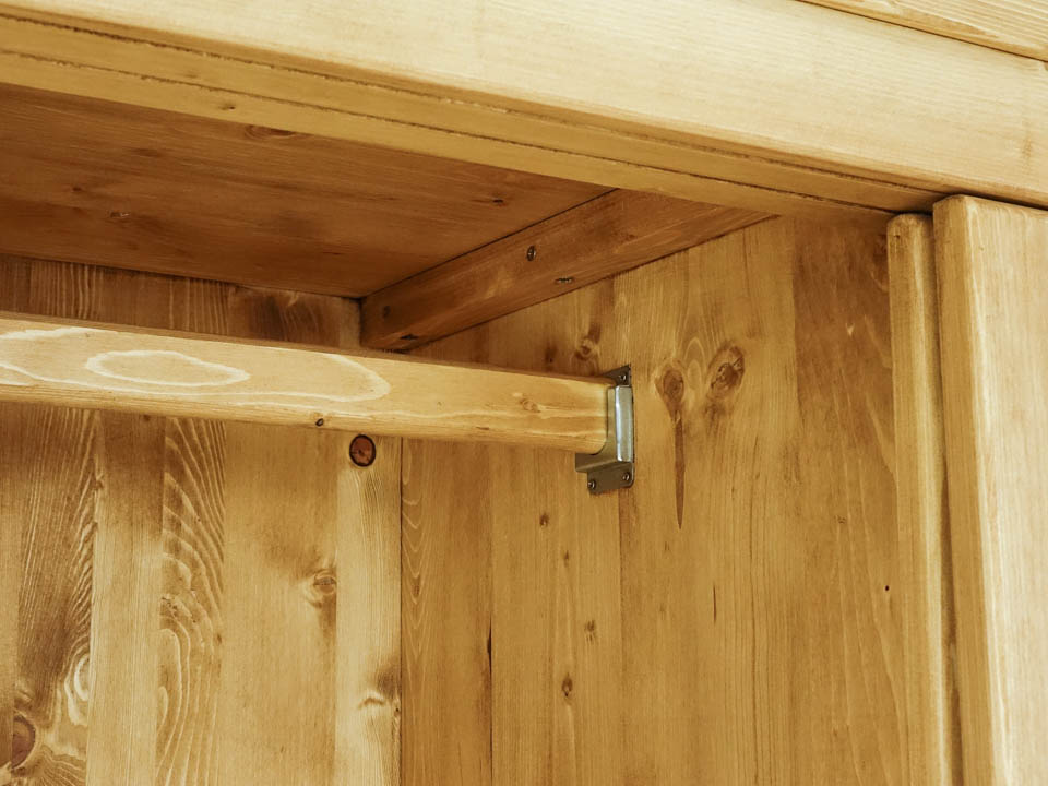 tradycyjna szafa drewniana