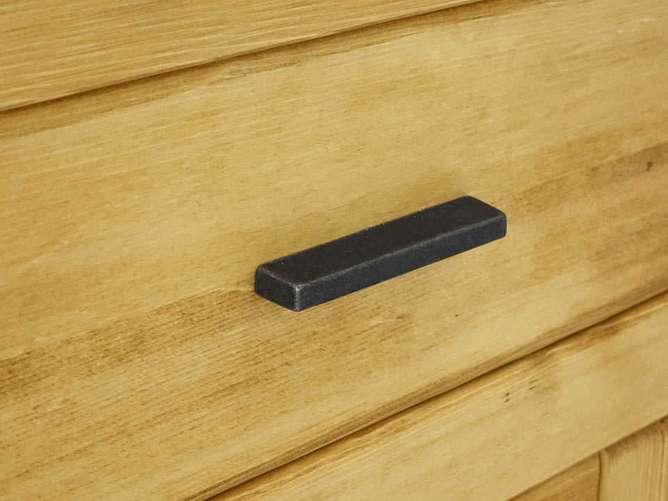 tradycyjny drewniany kredens