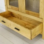 witryna drewniana do salonu