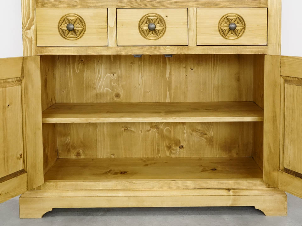 witryna z drewna góralska rzeźbiona