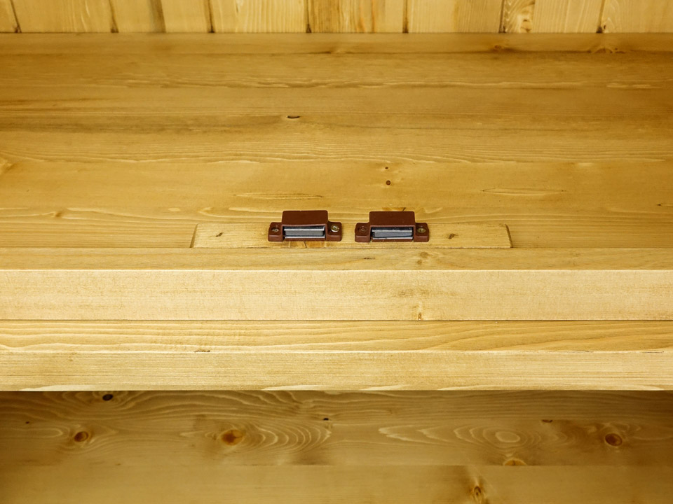 witryna drewniana sosnowa do salonu