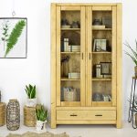 witryna drewniana świerkowa nowoczesna do salonu