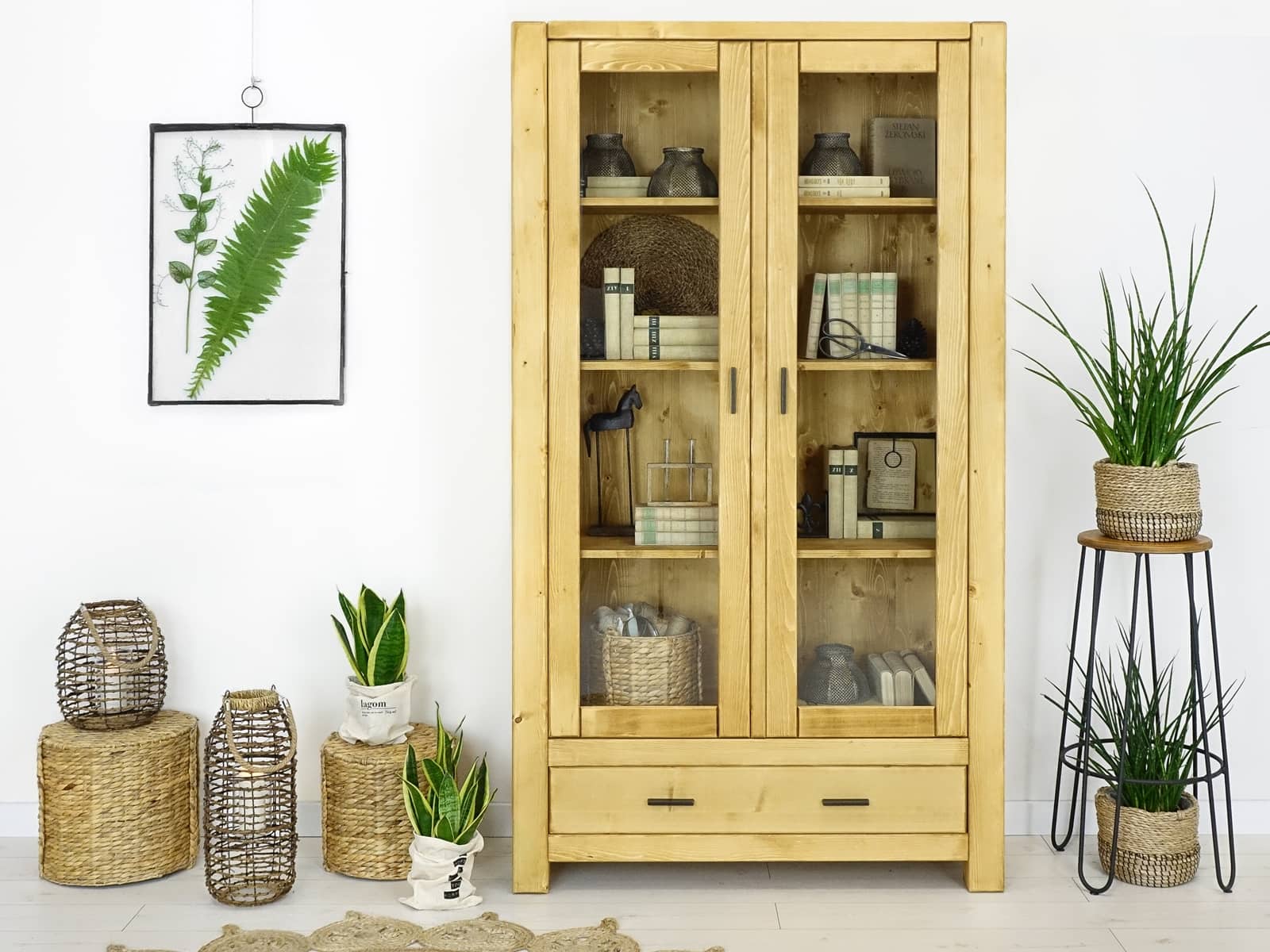witryna drewniana świerkowa nowoczesna do salonu