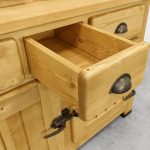 witryna drewniana z szufladami