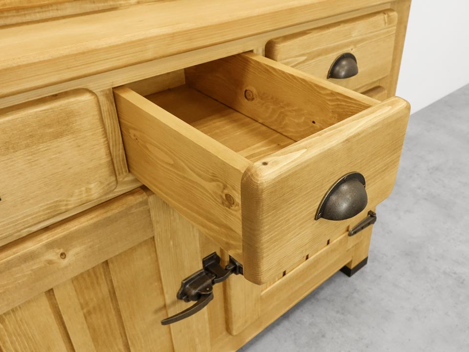 witryna drewniana z szufladami