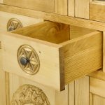 witryna drewniana z szufladami