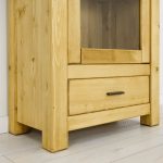 witryna z drewna do salonu