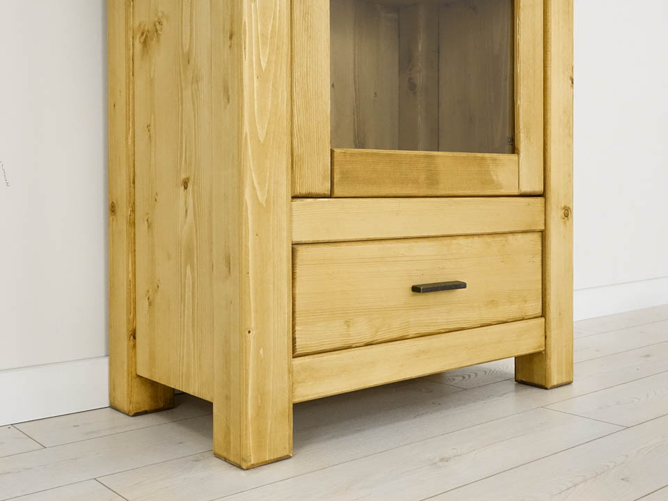 witryna z drewna do salonu