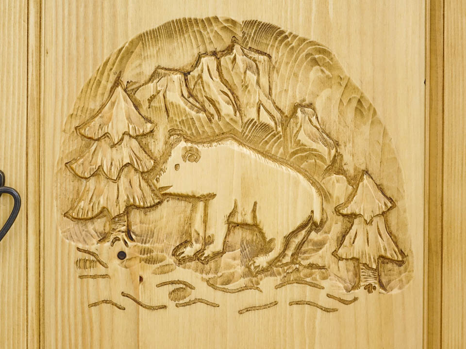 witryna z drewna rzeźbiona