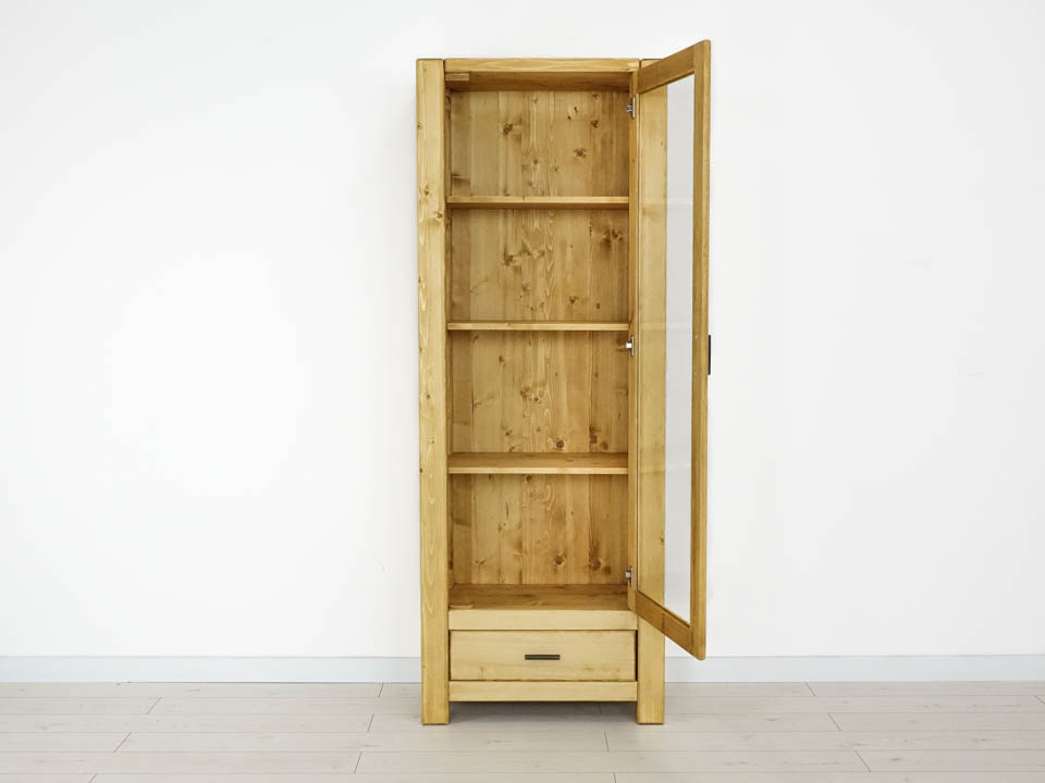 witryna z drewna świerkowego