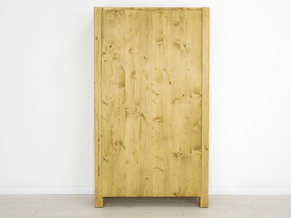 witryna z drewna świerkowego