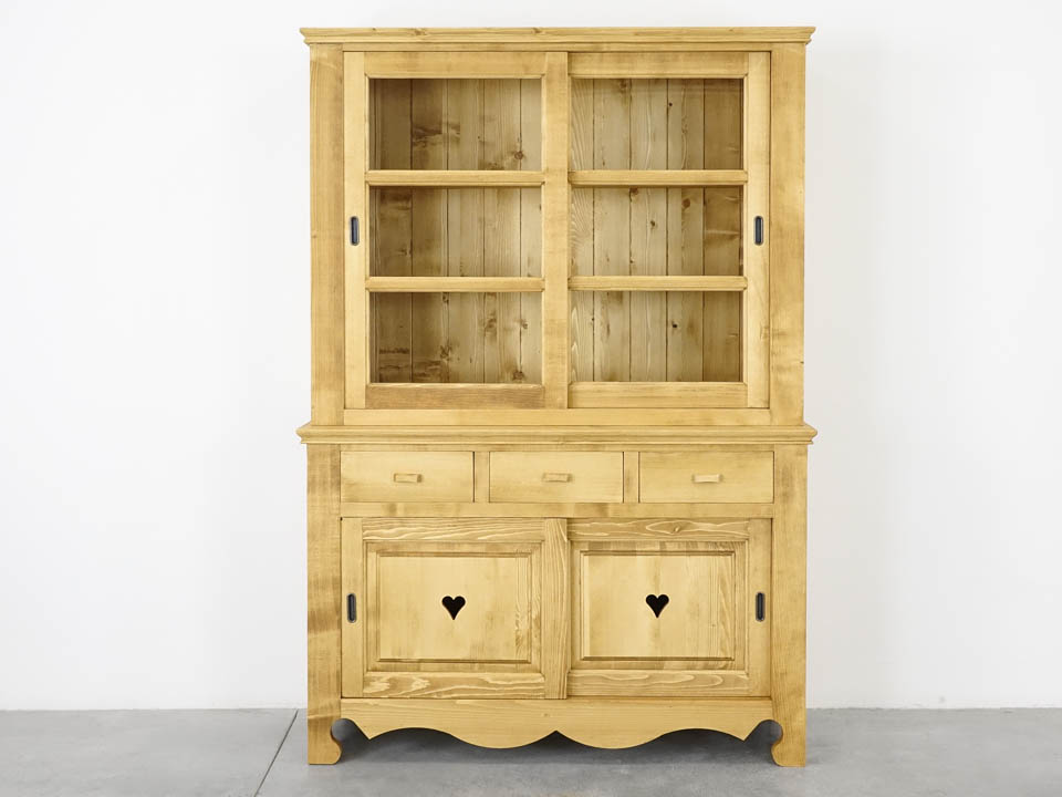 witryna z drewna świerkowego do jadalni