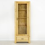 witryna z drewna świerkowego do salonu