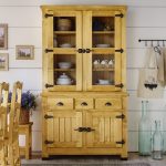 witryna z drewna świerkowego rustykalna do jadalni