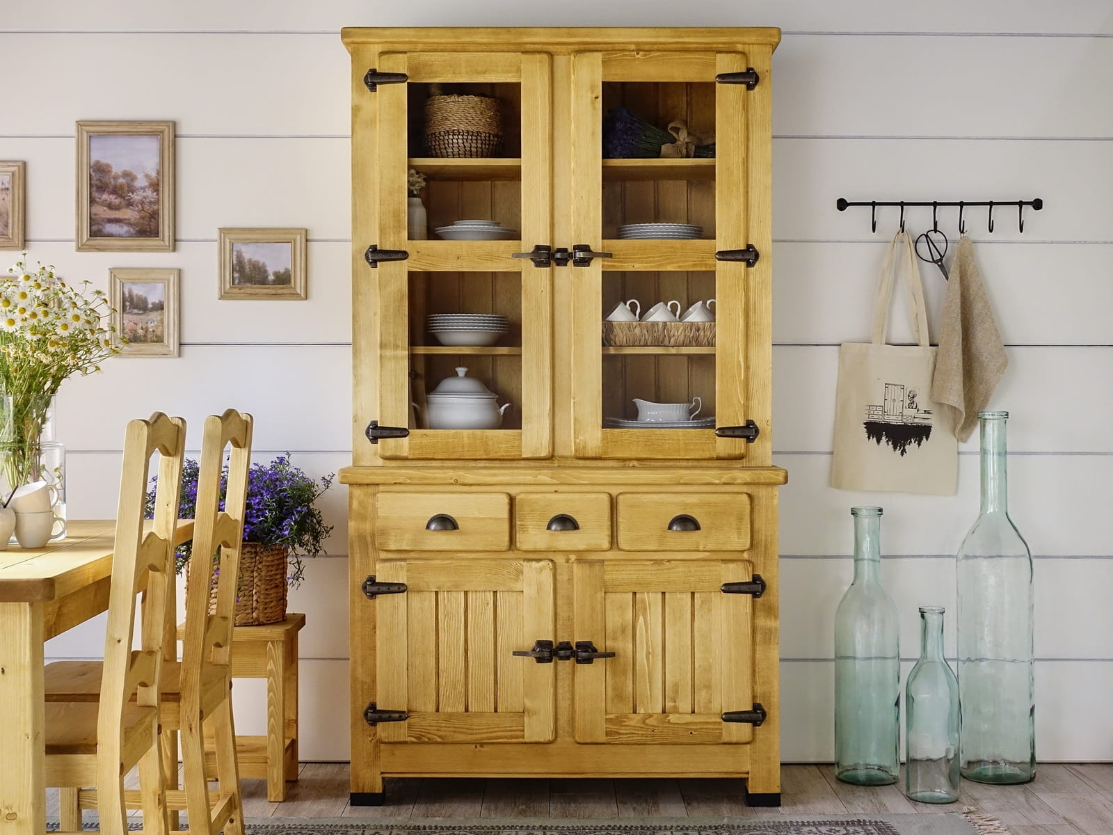 witryna z drewna świerkowego rustykalna do jadalni