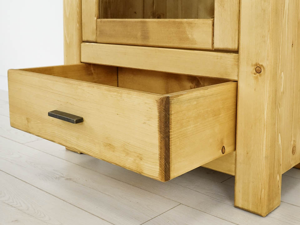 witryna z litego drewna świerkowego