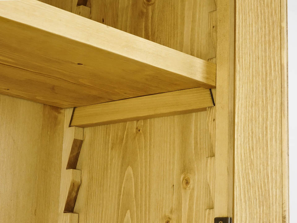 witryna z litego drewna świerkowego