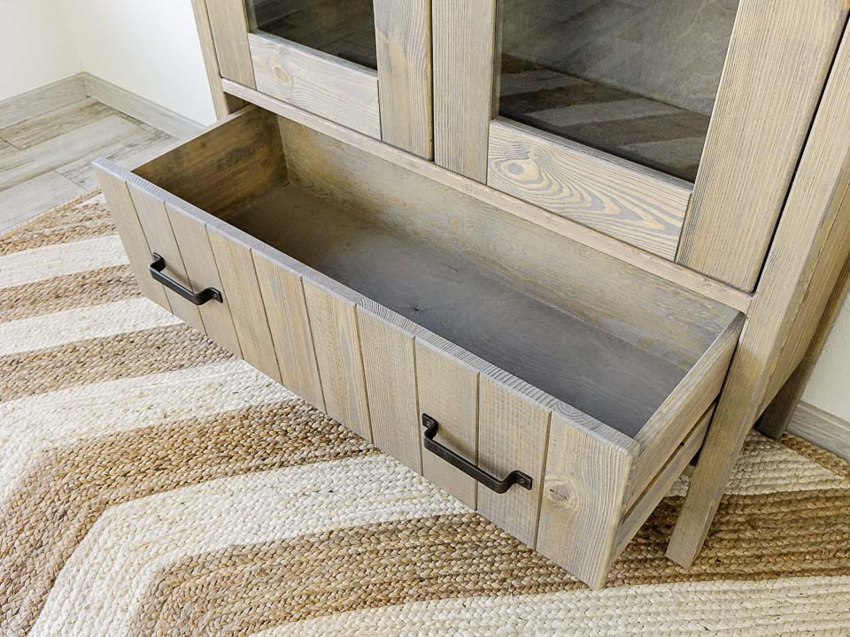 witryna z pojemnymi szufladami