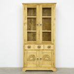 witryny z drewna świerkowego do salonu