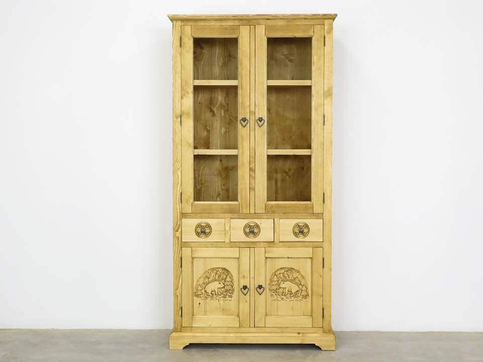 witryny z drewna świerkowego do salonu