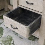 wysunęeta szuflada biurka