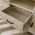 wysunieta szuflada w kredensie z drewna