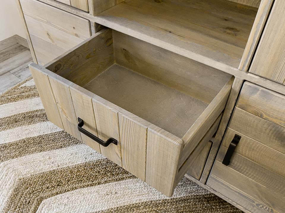 wysunieta szuflada w kredensie z drewna